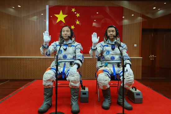 2016年10月17日，神舟十一号航天员出征仪式在酒泉卫星发射中心举行。这是航天员景海鹏（左）、陈冬在出征前挥手。