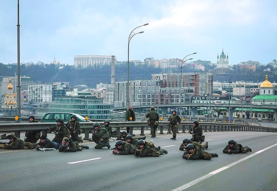 2月25日，乌克兰国民警卫队的士兵在基辅市中心的公路上布防。