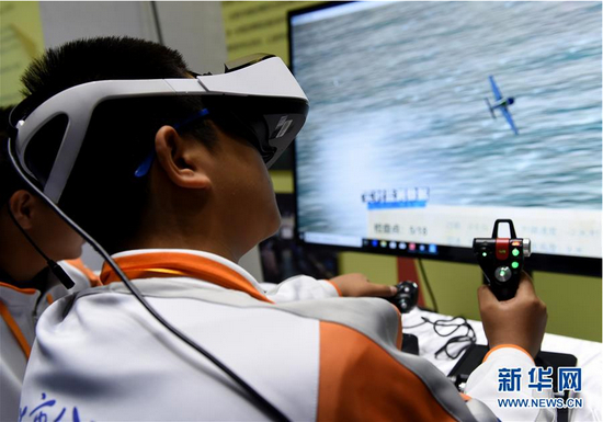 　　北京市八一学校的学生在北京市中小学生特色科技活动展示上体验VR技术（2018年11月24日摄）。 新华社记者 罗晓光 摄