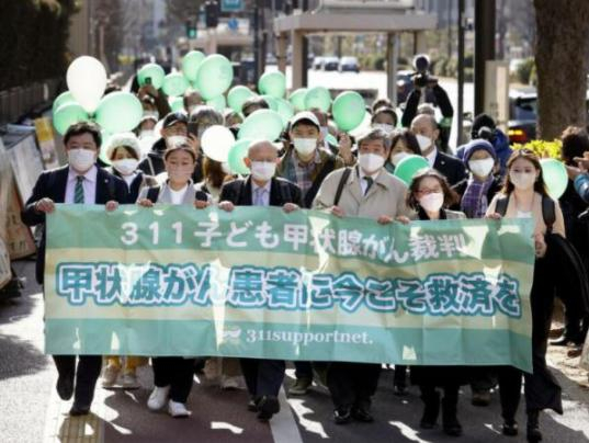 ▲原告律师团在东京法院前合影（社交媒体截图）