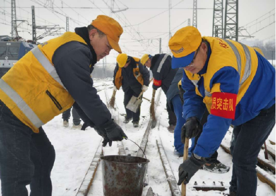 （图片由中国铁路武汉局集团有限公司信阳工务段黄乔 提供）