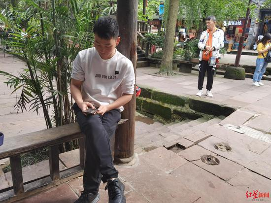 ↑田波在休息间隙玩手机