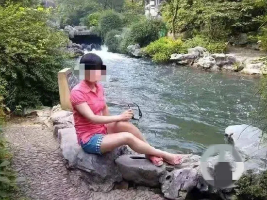  阚女士结婚前的照片