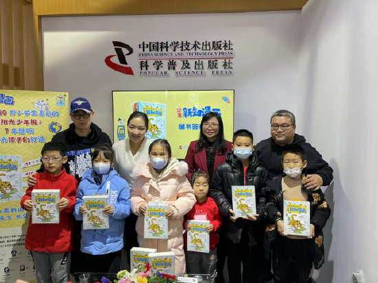 图书签赠环节合影