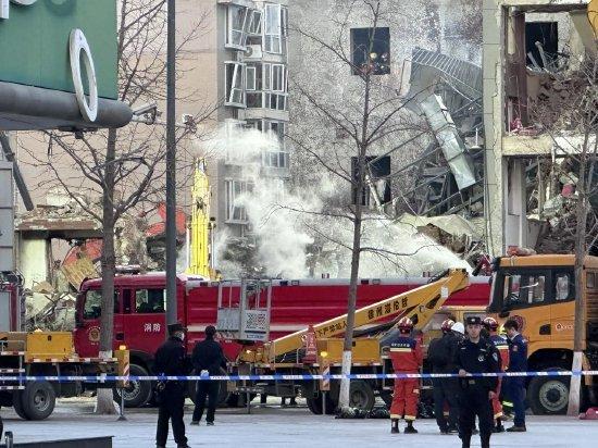 爆炸楼栋现场滋滋冒出白烟