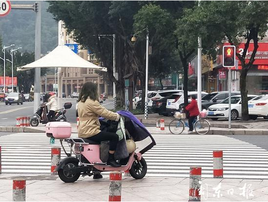 市民骑电动车未佩戴安全头盔