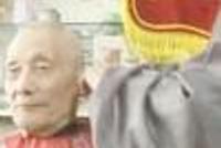 九旬老人理发只收2元钱 对自己勤俭节约却捐款数万元