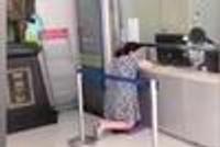 医院回应孕妇跪地缴费:配有凳子 她坐着不舒服不想坐