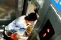 惊险!电梯门突发故障下落 女子侥幸从缝隙中窜出