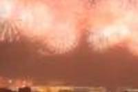 网友晚间继续供稿 北京夜空被盛大绚丽烟火照亮