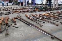警方销毁枪爆物品:数百各类枪支满地摆放 场面震撼