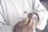 印度男子吃灯泡:嚼碎了咽下去