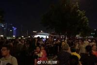 广州塔景区游客爆棚 不到1分钟30名游客翻越围