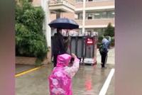 学校升旗仪式 小学生听到国歌雨中伫立敬礼