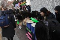 韩国60万考生今天高考 后辈花式应援