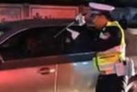 酒驾男耍赖被强制破窗 交警上演“教科书式”执法