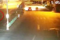 老太被撞司机逃逸 12辆车经过无人过问 被第13辆车辗轧死亡