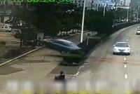 惊险!轿车刹车失灵 弹跳飞跃冲出马路