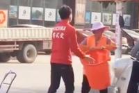 武馆教练乱扔垃圾被阻 街头猛扇60多岁环卫工耳光