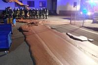 德国工厂泄漏一吨巧克力形成“巧克力大道” 民众蹲街品尝