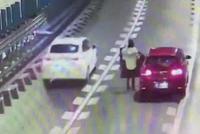 情侣吵架 女友突然下车躺在高速路中间