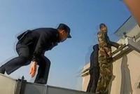 不作不死!主播为博关注在政务楼顶直播跳楼