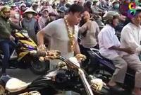 越南土豪每天戴13公斤金饰 摩托车金属部分全镀金