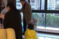 民警带嫌犯体检遇生病女儿 紧抱后泪崩