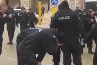 逆风喷胡椒喷雾 警察自己人全中招了