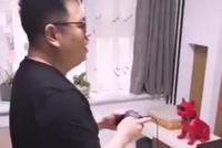 最怂的姿势说最狠的话!男子跪地打游戏还怒吼媳妇:别管我
