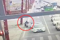 轿车突然开门 电动车车主被弹重摔倒地