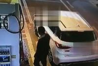 女子身缠胶带身染血迹加油站跳车求救:叔叔救我