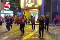 小区频发高空坠物 大妈戴安全帽跳广场舞