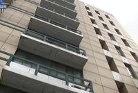 小情侣凌晨入住酒店 醒来发现床上有脚印