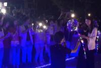 男生无人机求婚学妹 围观单身女生:看哭了