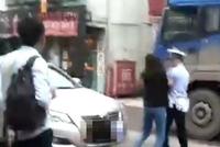 刑拘!执勤交警被女子一把推到 险遭货车碾压