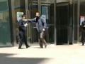 顾客拒扫码抱摔商场疫情防控人员 警方介入