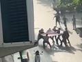 青岛一女子跳楼多人拉被子施救:一施救者被砸倒