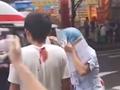 高空坠落折叠刀直插男子后脑勺 自己走进救护车接受救治