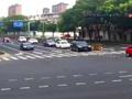 学生骑电动车闯红灯被撞飞负全责 后座未戴头盔当场昏迷