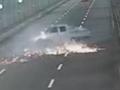 惊险!货车隧道内爆胎冒火翻滚360度 司机:没系安全带我就死了