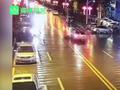 尴尬!男子酒后马路中间小便 下一秒被车撞飞