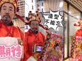 大爷cos财神向商家卖画 土味推销话术环环相扣逗乐网友