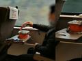 大叔高铁上误把自热包撕开煮 网友:初看搞笑 再看心疼