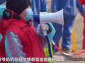 6岁小朋友做志愿者 维护核酸检测现场秩序
