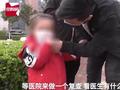 龙凤胎同时报名幼儿园却只收哥哥 女童护栏外远看:我也想上学