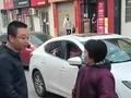 大妈用摩托车占公共车位不让别人停车 骂拍摄者“狗拿耗子”