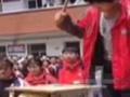 学校回应组织学生集体砸手机:配合家长要求