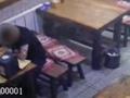 辽宁俩人饭店吃饭放头发欲逃单 老板:店内有监控 最后掏钱走了