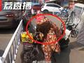 电瓶车遭万只蜜蜂聚集筑巢 车主懵了:刚停了20分钟